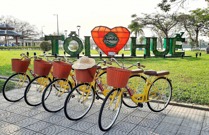 Huế Smart Bike cung cấp xe đạp c&ocirc;ng cộng được trang bị kh&oacute;a điện tử, giỏ đựng đồ v&agrave; chỗ để ly nước
