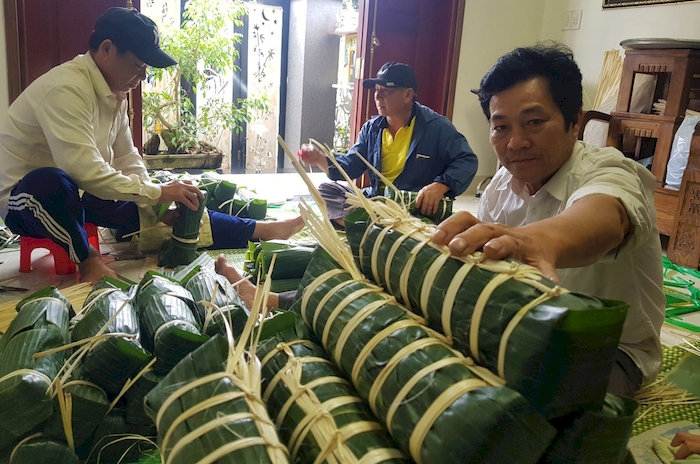 B&aacute;nh t&eacute;t l&agrave;ng Chuồn xuất hiện trong m&acirc;m cỗ Tết như một biểu tượng của sự no đủ v&agrave; sum vầy