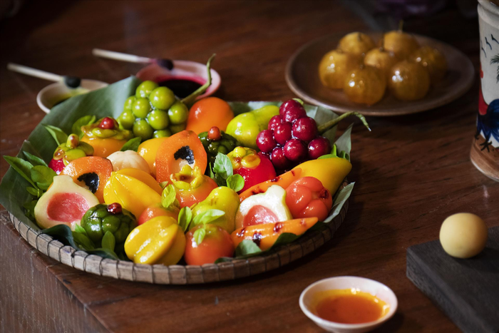 B&aacute;nh đậu xanh tr&aacute;i c&acirc;y được c&aacute;c nghệ nh&acirc;n tạo h&igrave;nh tỉ mỉ v&agrave; c&ocirc;ng phu