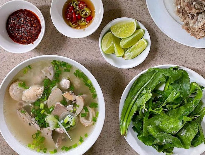 Ch&aacute;o l&ograve;ng Huế l&agrave; m&oacute;n ăn s&aacute;ng quen thuộc của người d&acirc;n địa phương&nbsp;