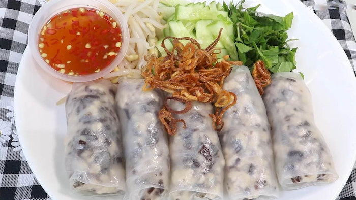 B&aacute;nh cuốn n&oacute;ng ăn k&egrave;m với chả v&agrave; nước mắm chua ngọt tạo n&ecirc;n hương vị h&agrave;i h&ograve;a, đậm đ&agrave; kh&oacute; qu&ecirc;n