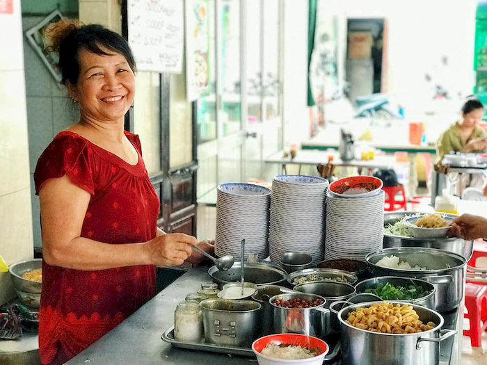 C&ocirc; chủ qu&aacute;n b&igrave;nh dị, lu&ocirc;n ch&agrave;o đ&oacute;n thực kh&aacute;ch bằng nụ cười th&acirc;n thiện.
