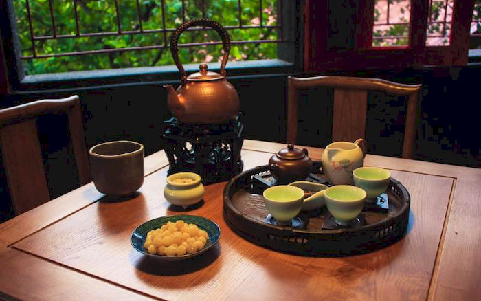 Bạn nên chọn một không gian yên tĩnh để cảm nhận hương thơm ngon và sự thư thái mà trà mang lại