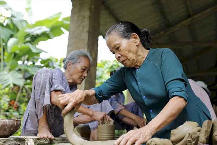 Những sản phẩm gốm sứ tinh tinh được từ đ&ocirc;i b&agrave;n tay kh&eacute;o l&eacute;o của nghệ nh&acirc;n