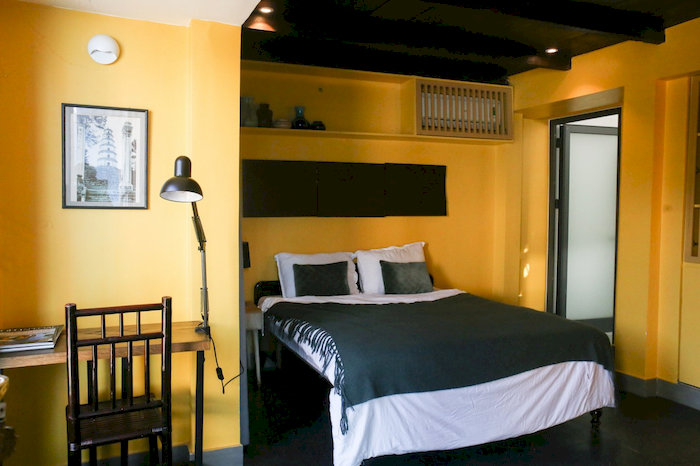 Nam Mua Boutique mang một vẻ đẹp hoài cổ với tông màu vàng chủ đạo và nội thất gỗ, tre nứa