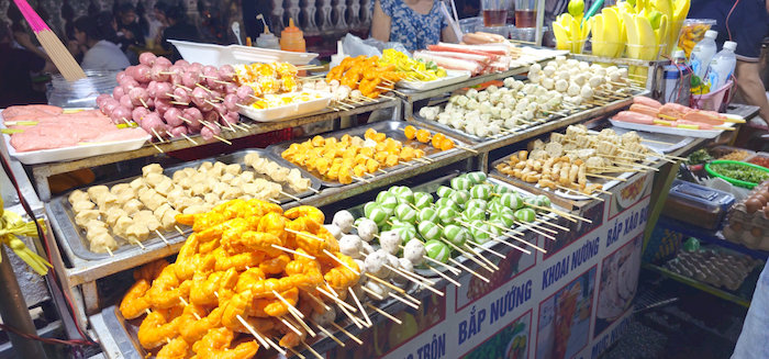 Phố ẩm thực chợ đêm Huế trưng bày đa dạng những món ăn xiên nướng đủ loại.
