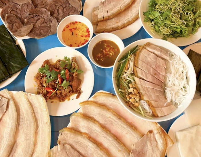 Những miếng thịt heo mọng nước được tẩm ướp vừa vị l&agrave;m say l&ograve;ng thực kh&aacute;ch