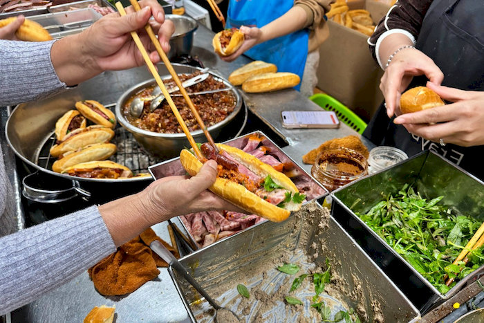 Bánh mì O Tho nhỏ nhỏ nhưng chứa ngập tràn nhân thập cẩm.