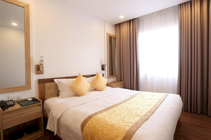 Kh&aacute;ch sạn Cherry sở hữu kh&ocirc;ng gian ph&ograve;ng ấm c&uacute;ng, mang đến cảm gi&aacute;c dễ chịu v&agrave; thoải m&aacute;i cho kh&aacute;ch lưu tr&uacute;