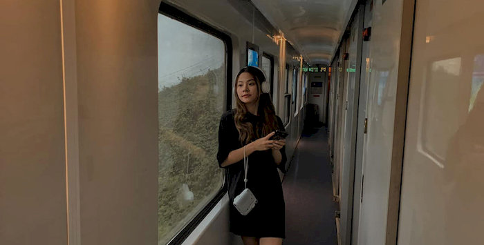 Bạn cũng có thể chọn di chuyển bằng tàu để ngắm trọn vẹn cảnh sắc thiên nhiên nơi đây