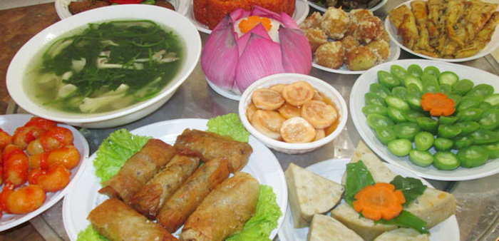 Thực đơn đa dạng được b&agrave;y tr&iacute; bắt mắt hấp dẫn tại cơm chay Li&ecirc;n Hoa