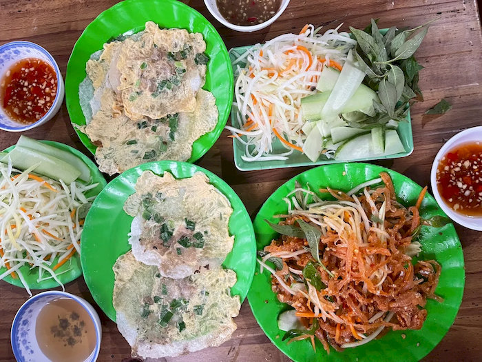 B&aacute;nh &eacute;p O Nị c&oacute; thực đơn đa dạng với c&aacute;c loại nh&acirc;n hấp dẫn như pate, b&ograve; kh&ocirc;, thịt heo, v.v