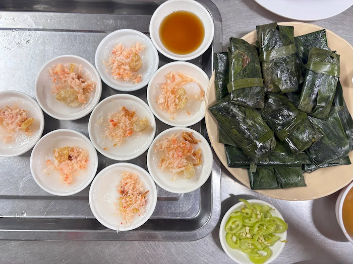 Qu&aacute;n B&aacute;nh B&egrave;o Nậm Lọc Huế Xưa mang đến những chiếc b&aacute;nh mềm mịn, nh&acirc;n t&ocirc;m đầy đặn