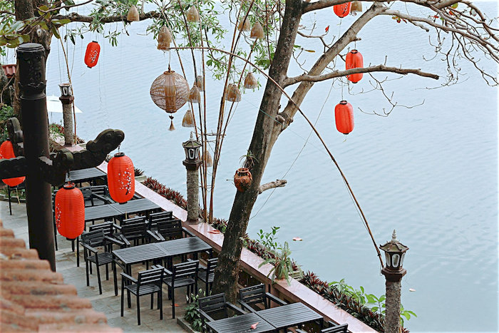 Ngồi nh&acirc;m nhi ly c&agrave; ph&ecirc; thơm lừng b&ecirc;n cạnh d&ograve;ng s&ocirc;ng Hương v&agrave; ngắm mưa rơi l&agrave;m dịu nhẹ t&acirc;m hồn