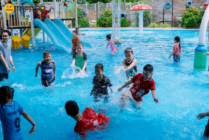 Khu vui chơi Water World sẵn s&agrave;ng xua tan c&aacute;i n&oacute;ng bức v&agrave; mang đến những giờ ph&uacute;t vui chơi sảng kho&aacute;i cho cả gia đ&igrave;nh