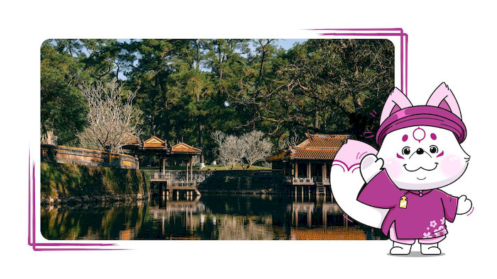 Khi&ecirc;m Lăng nổi tiếng với vẻ đẹp thơ mộng. Đ&acirc;y l&agrave; nơi vua thường lui tới giải sầu khi c&ograve;n tại vị