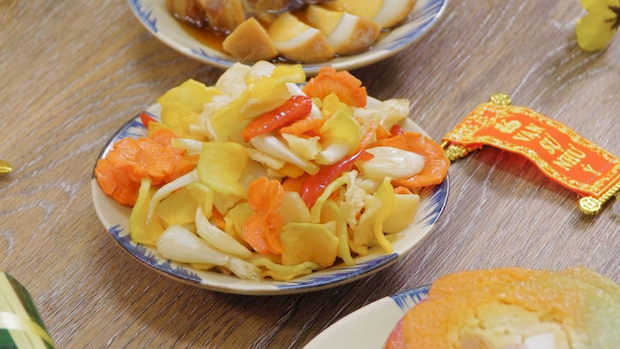 Ăn k&egrave;m dưa m&oacute;n với thịt luộc hoặc b&aacute;nh chưng, b&aacute;nh t&eacute;t gi&uacute;p hương vị của m&oacute;n ch&iacute;nh th&ecirc;m phần đậm đ&agrave;