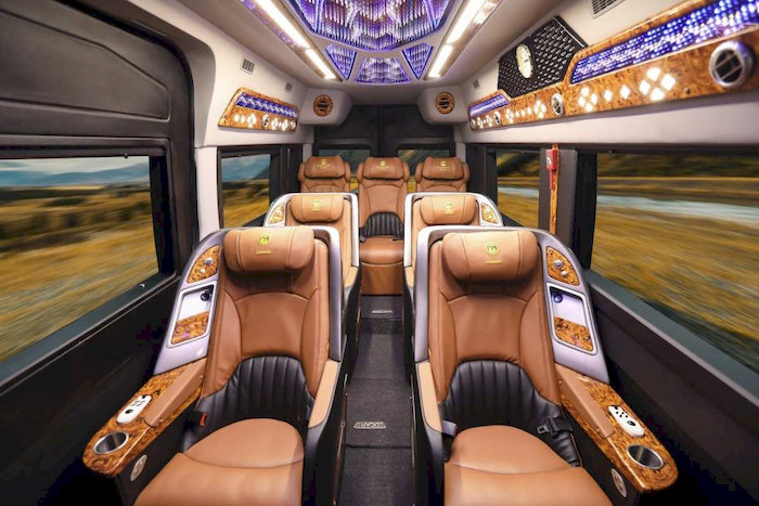 Xe khách hoặc xe limousine được trang bị ghế ngồi thoải mái đem đến cảm giác dễ chịu cho bạn trong suốt chuyến đi