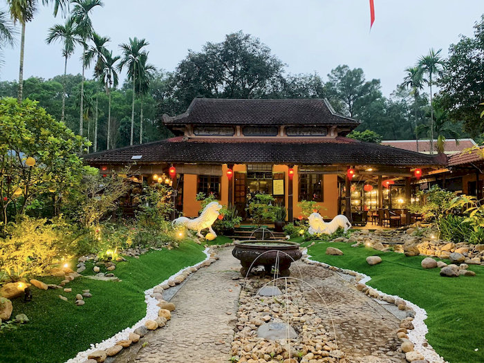 Trà Đình Vũ Di nổi bật với không gian thanh tịnh và mang đậm nét kiến trúc cổ kính đặc trưng của Huế