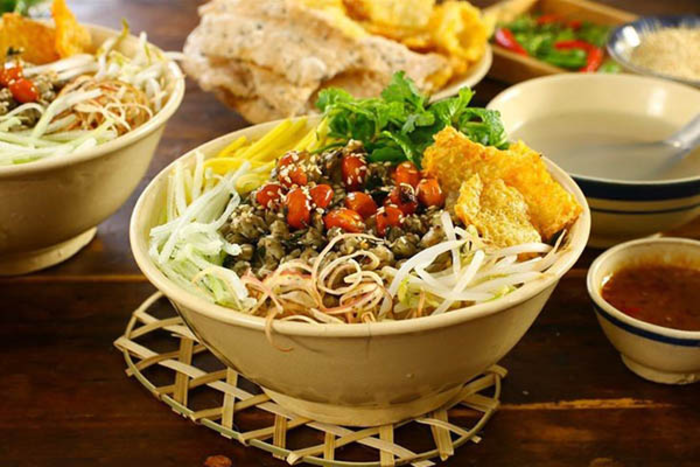 Cơm hến l&agrave; m&oacute;n ăn d&acirc;n d&atilde; gắn liền với đời sống v&agrave; văn h&oacute;a thường nhật của người Huế