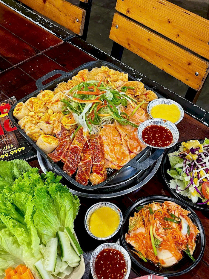 Các loại xiên và thịt được nấu trên bếp than hoa tạo nên trải nghiệm ẩm thực thú vị