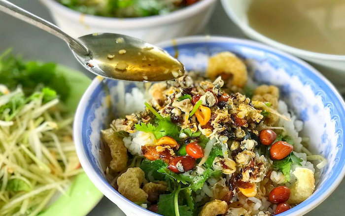 B&uacute;n, cơm hến v&agrave; ch&aacute;o hến l&agrave; m&oacute;n ăn quen thuộc v&agrave; y&ecirc;u th&iacute;ch của người d&acirc;n địa phương&nbsp;