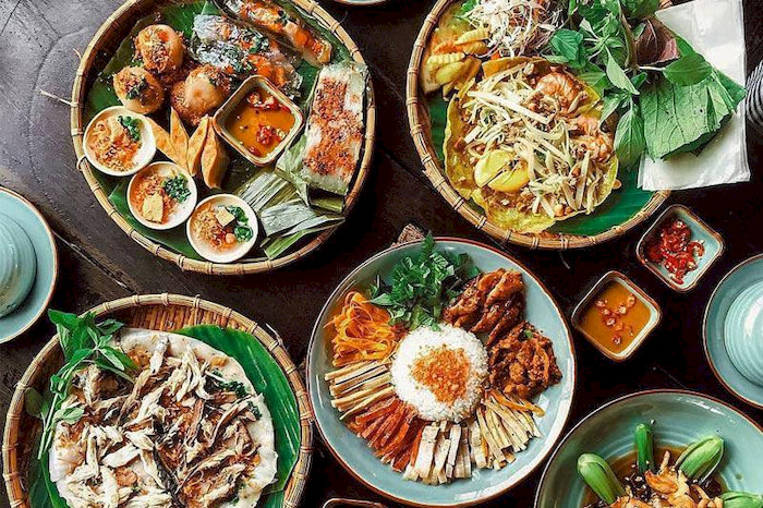 M&ugrave;a mưa l&agrave; thời điểm l&yacute; tưởng để thưởng thức c&aacute;c m&oacute;n ăn địa phương đậm chất Huế