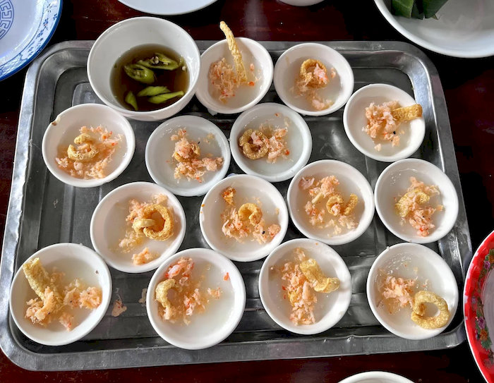 B&aacute;nh b&egrave;o nậm lọc B&agrave; Đỏ l&agrave; qu&aacute;n b&aacute;nh l&acirc;u đời được người d&acirc;n địa phương y&ecirc;u mến
