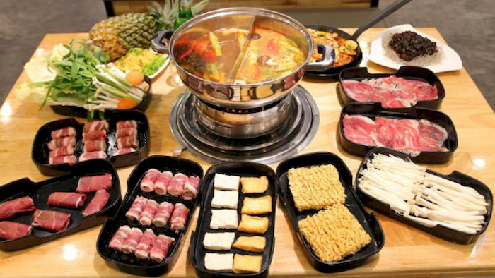 Lẩu 2 ngăn, một bên cay nồng, một bên thanh nhẹ gấp đôi vị ngon 