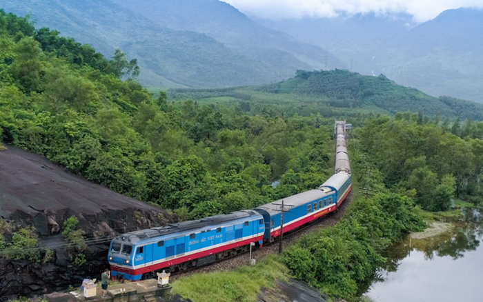 Di chuyển bằng tàu hỏa từ Huế vào Đà Nẵng mang đến một hành trình thư thái, cho phép bạn chiêm ngưỡng trọn vẹn cảnh quan ven biển tuyệt đẹp