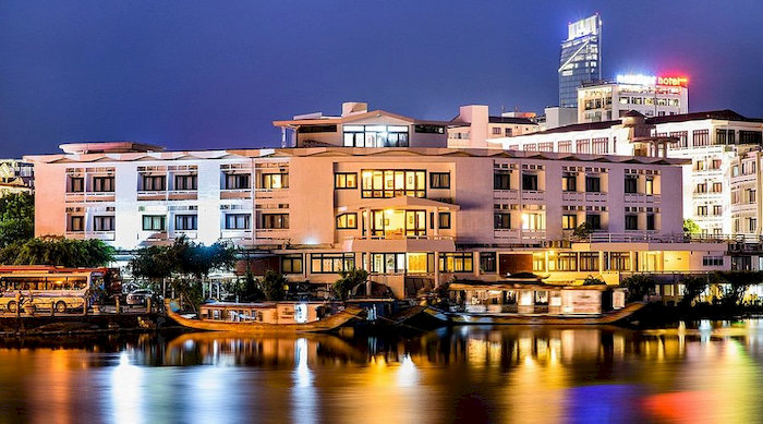 Huong Giang Hotel Resort & Spa sở hữu view cực đẹp bên cạnh dòng sông Hương trữ tình