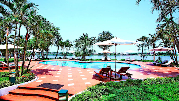 Khách sạn Century Riverside Hotel Hue với thiết kế hồ bơi nổi bật bên cạnh dòng sông Hương xinh đẹp