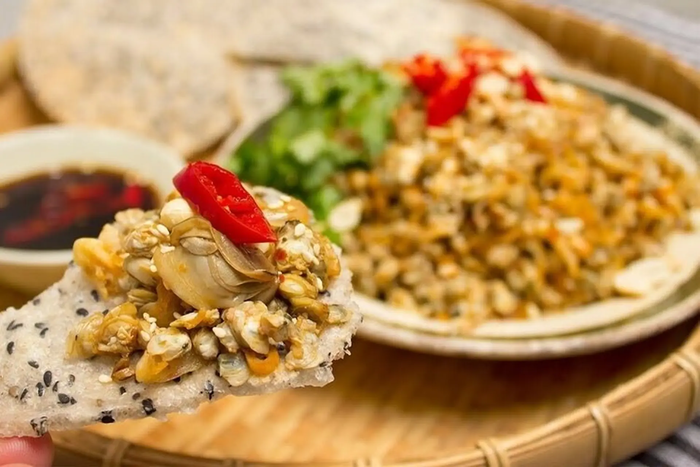 Hến ăn k&egrave;m với b&aacute;nh tr&aacute;ng nướng để tăng th&ecirc;m hương vị thơm ngon, đậm đ&agrave;