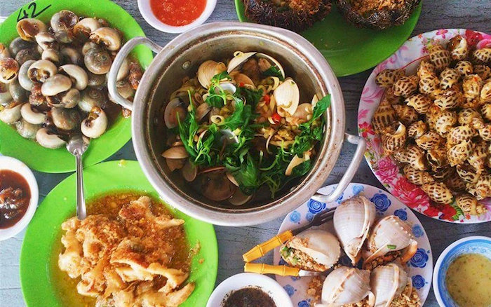 Quán ốc Nhã Hân tọa lạc ngay mặt tiền Điện Biên Phủ (phường Trường An, TP. Huế), dễ tìm để thưởng thức