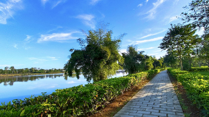 Hue Riverside Boutique Resort & Spa yên bình nằm cạnh dòng sông Hương, mang đến cảm giác thoải mái cho du khách lưu trú