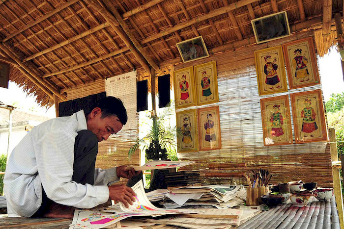 L&agrave;ng nghề tranh S&igrave;nh với b&agrave;n tay kh&eacute;o l&eacute;o của nghệ nh&acirc;n s&aacute;ng tạo n&ecirc;n những t&aacute;c phẩm tranh d&acirc;n gian đầy m&agrave;u sắc