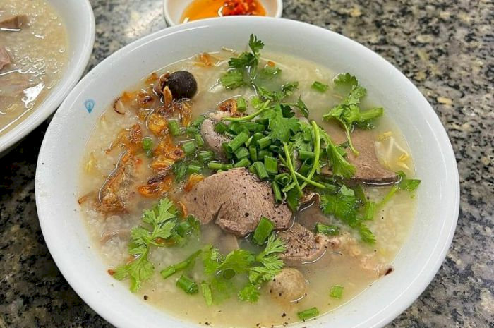 Cháo gà là món ăn ngon, nhẹ bụng, thích hợp ăn khuya.
