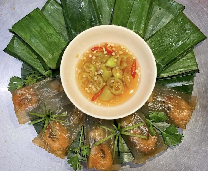 D&ugrave; giản dị nhưng mỗi chiếc b&aacute;nh đều to&aacute;t l&ecirc;n hồn qu&ecirc; trong từng vị nh&acirc;n rim mộc mạc