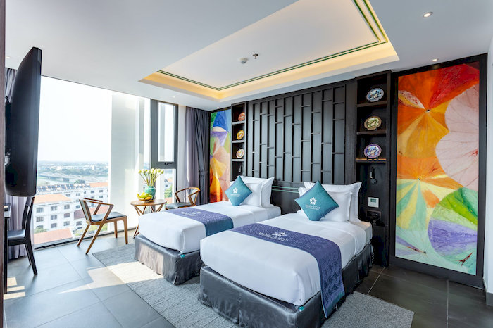 Ph&ograve;ng nghỉ tại White Lotus Hue Hotel rộng r&atilde;i c&oacute; view ngắm cảnh đẹp rất ph&ugrave; hợp với c&aacute;c cặp đ&ocirc;i v&agrave; gia đ&igrave;nh
