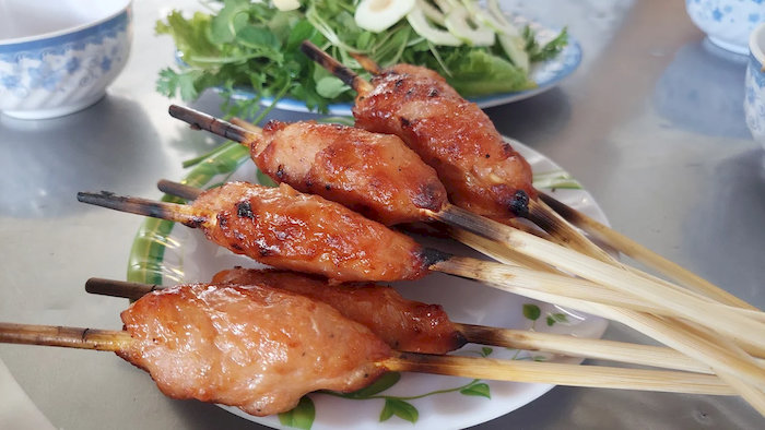 Nem lụi l&agrave; m&oacute;n ăn d&acirc;n d&atilde; nhưng đầy cuốn h&uacute;t trong c&aacute;c m&acirc;m cỗ ng&agrave;y Tết