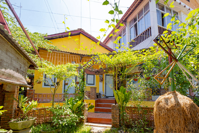 Huế Lotus Homestay mang đến cảm giác ấm áp như một gia đình với kiến trúc cổ điển và không gian xanh mướt