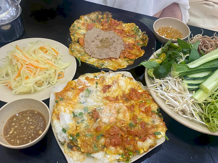 Tiệm b&aacute;nh &eacute;p 1992 phục vụ b&aacute;nh c&oacute; k&iacute;ch thước lớn v&agrave; phần nh&acirc;n si&ecirc;u đầy đặn