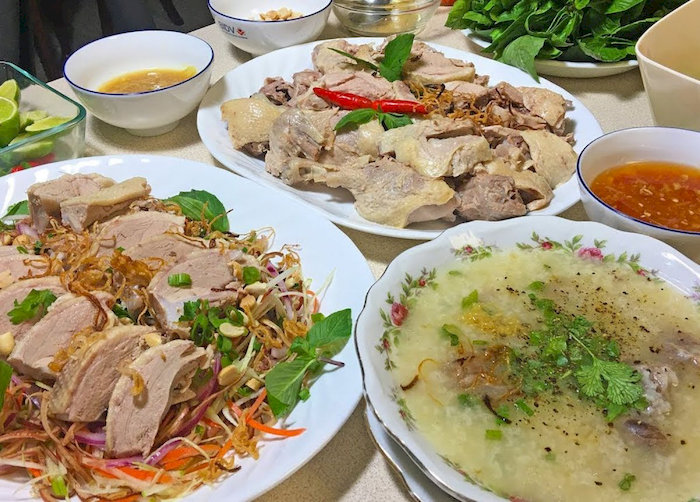 Cháo huyết vịt thơm ngon, vịt bóp mắm gừng cay nồng, hấp dẫn khó cưỡng.