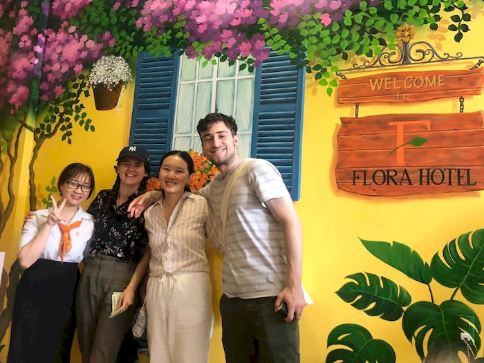 Kh&aacute;ch sạn Flora Hotel Huế được nhiều du kh&aacute;ch y&ecirc;u th&iacute;ch nhờ vị tr&iacute; thuận tiện, dịch vụ chuy&ecirc;n nghiệp v&agrave; kh&ocirc;ng gian nghỉ dưỡng thoải m&aacute;i