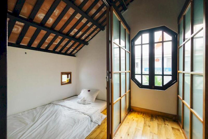 a-mâze house mang một thiết kế đậm chất cổ xưa với mái ngói, cửa kính chia ô lấy sáng độc đáo