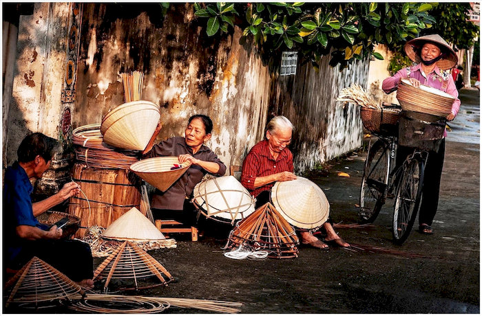 Đừng quên trải nghiệm tự tay làm nón lá bài thơ khi ghé đến làng nón Tây Hồ