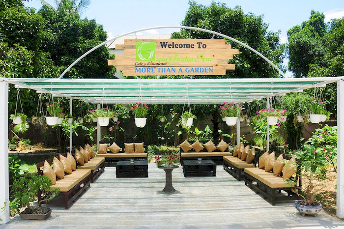 Green Garden Homestay huế sở hữu khuôn viên xanh mướt với vườn cây, giàn hoa treo tươi mát