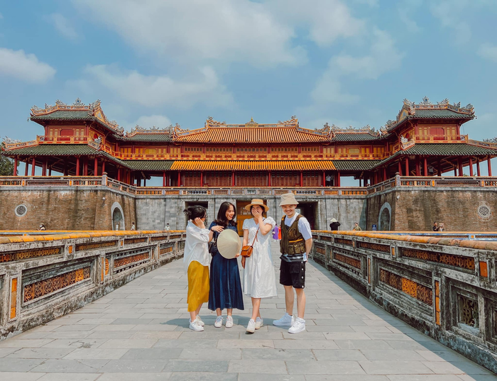 Tiết trời giao m&ugrave;a l&yacute; tưởng, tha hồ diện những bộ c&aacute;nh bay bổng, nhẹ nh&agrave;ng v&agrave; đầy thanh lịch.