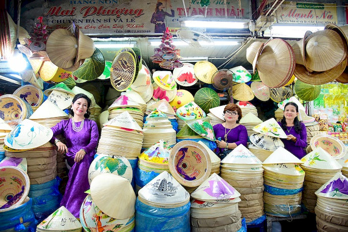 Gian h&agrave;ng n&oacute;n b&agrave;i thơ trong chợ Đ&ocirc;ng Ba Huế