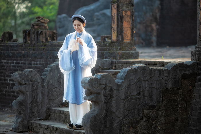 D&aacute;ng &aacute;o tay thụng bu&ocirc;ng nhẹ, &aacute;o tấc mang theo tinh thần lễ nghi Huế xưa.